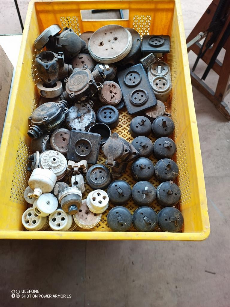 Oud porselein en bakeliet schakelmateriaal - Partij, Ophalen