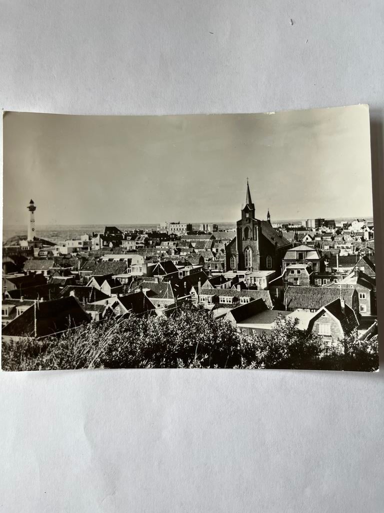 Ansichtkaart Egmond aan Zee met vuurtoren en kerk, Ophalen of Verzenden, 1940 tot 1960, Ongelopen, Noord-Holland
