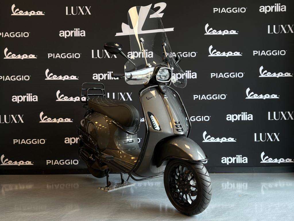 Vespa Sprint | Porsche Agaat Grijs | Brom | 2024 | 3933 km