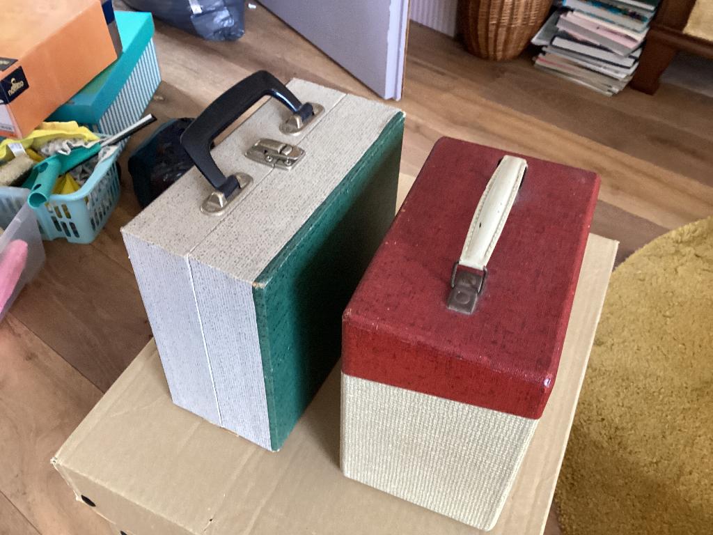 Single koffertjes vintage  2 stuks, Cd's en Dvd's, Vinyl Singles, Ophalen, Gebruikt, Overige formaten, Single