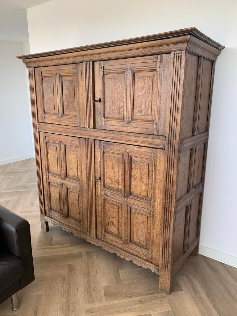 Antieke Eiken Kast met Paneeldeuren en Decoratie, Ophalen