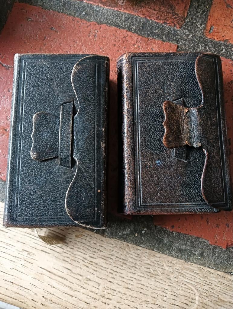 2 oude bijbeltjes, nieuwe testament, bieden., Antiek en Kunst, Antiek | Boeken en Bijbels, Ophalen of Verzenden