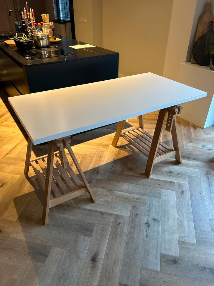 IKEA Bureau met houten schragen en wit werkblad, Huis en Inrichting, Bureaus, Gebruikt, Bureau, Ophalen