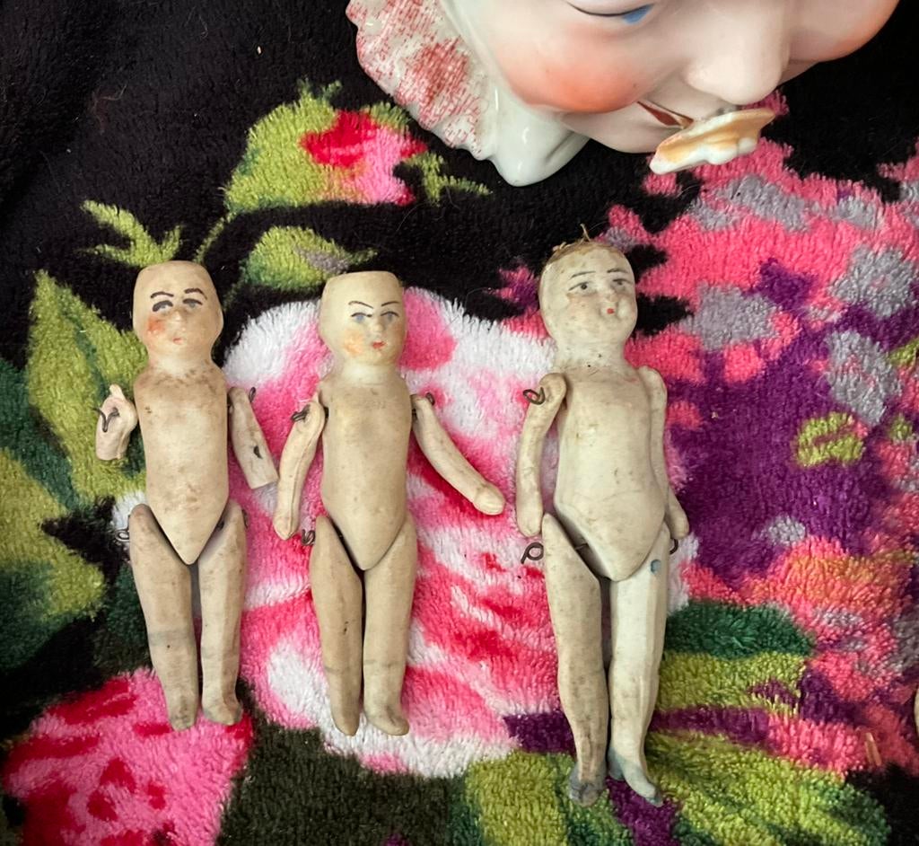 3 antieke porseleinen poppenhuis popjes., Verzamelen, Poppenhuizen en Toebehoren, Ophalen of Verzenden