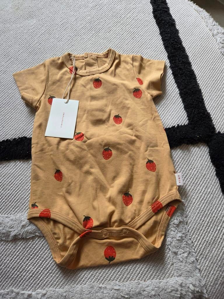 Tinycottons romper met aardbeien, nieuw maat 68 (6 mnd), Ophalen of Verzenden, Nieuw, Jongetje of Meisje
