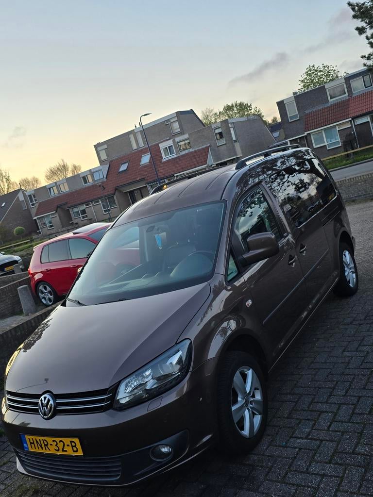 Volkswagen Caddy Maxi 1.6 TDI 102pk DSG 2013 Bruin, Auto's, 4 cilinders, Bruin, Volkswagen, 7 stoelen