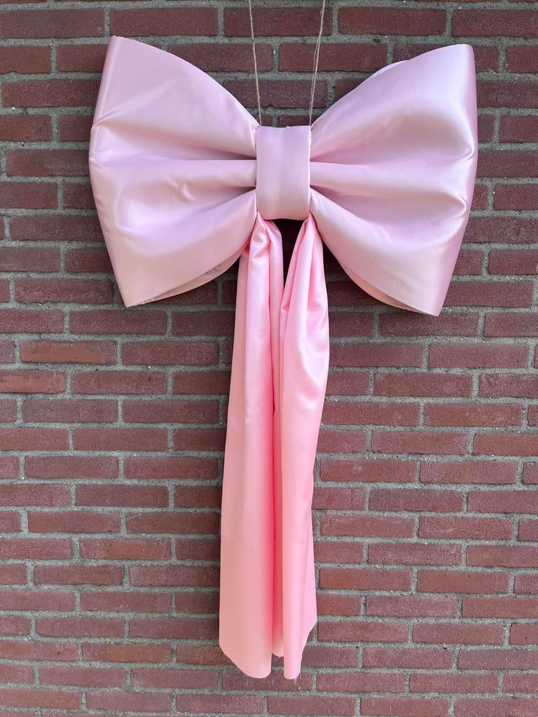 Nieuwe lichtroze satijnen XL strik, Ophalen of Verzenden, Nieuw, Versiering, Overige