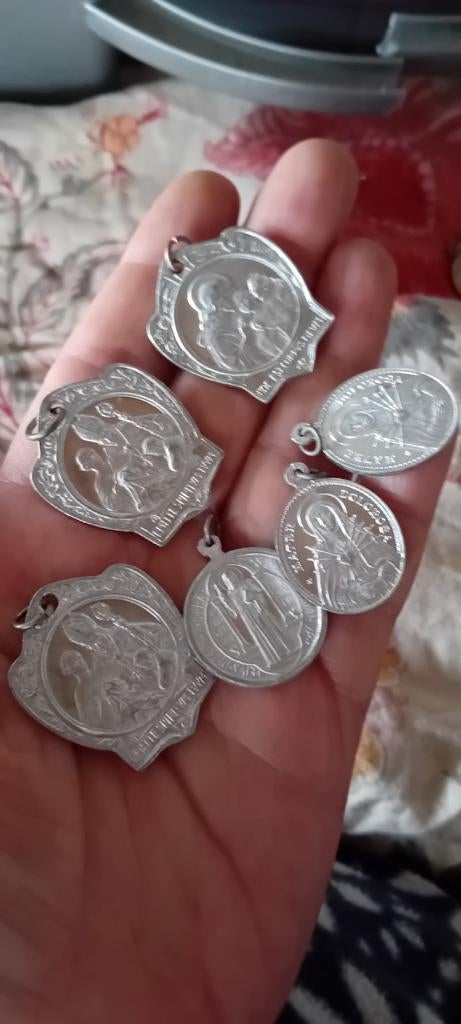Lotje religieuze hangers van kunststof, Antiek en Kunst, Ophalen of Verzenden