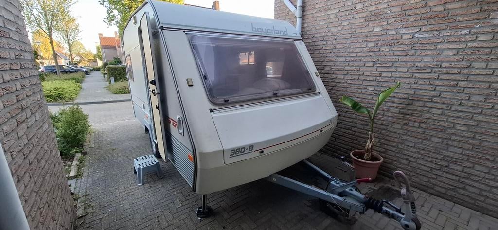 Beyerland 380b Caravan uit 1991 met opblaasvoortent, Openslaande ramen, Tot en met 3, Particulier, 4 tot 5 meter