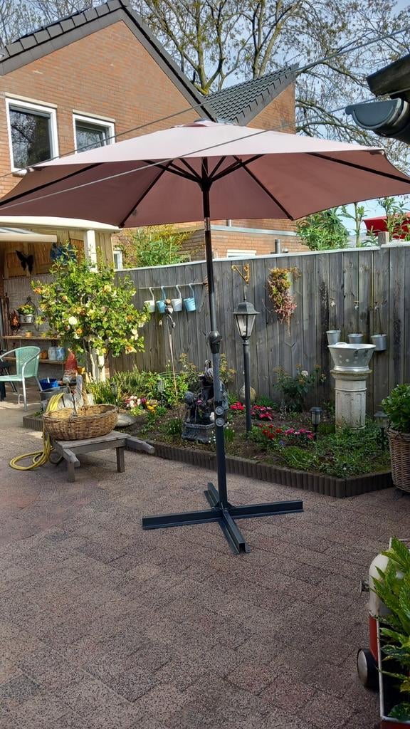 Nieuwe parasolvoet met gebruikte parasol erbij, Tuin en Terras, Parasols, Nieuw, Parasolvoet, 2 tot 3 meter, Kantelbaar, Ophalen