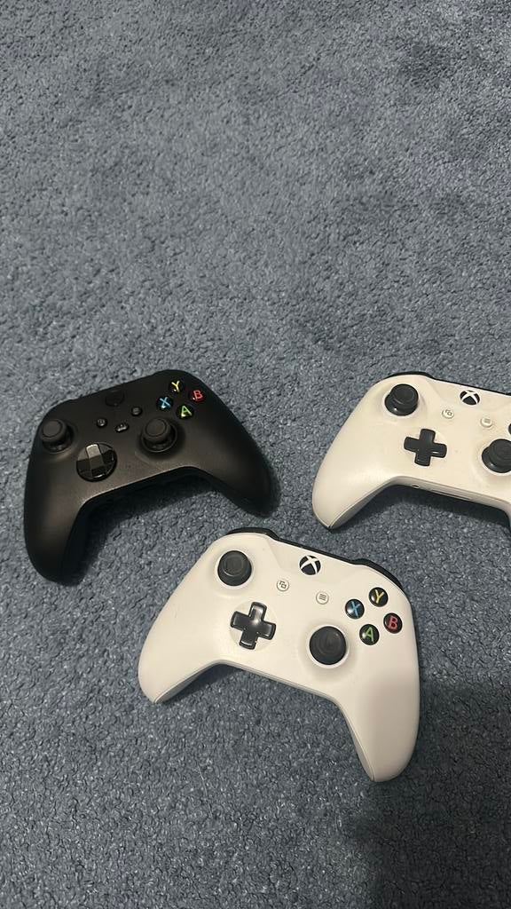 Xbox controllers + oplaadbare batterijen, Spelcomputers en Games, Spelcomputers | Xbox | Accessoires, Ophalen of Verzenden, Zo goed als nieuw