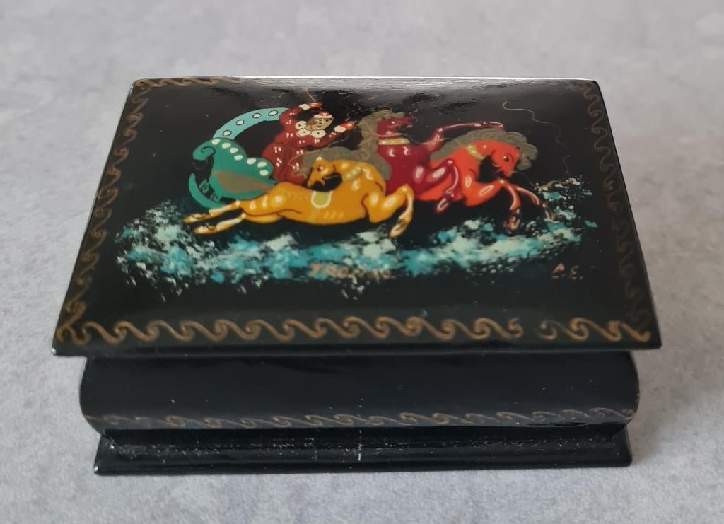 Mooi Russisch lakdoosje - gesigneerd, Ophalen of Verzenden