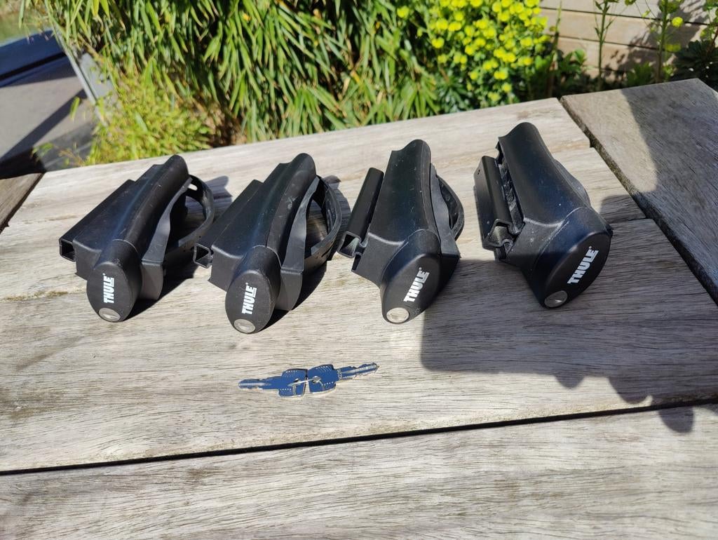 Thule 775 universele voetenset met sleutels, Auto diversen, Dakdragers, Gebruikt, Ophalen of Verzenden