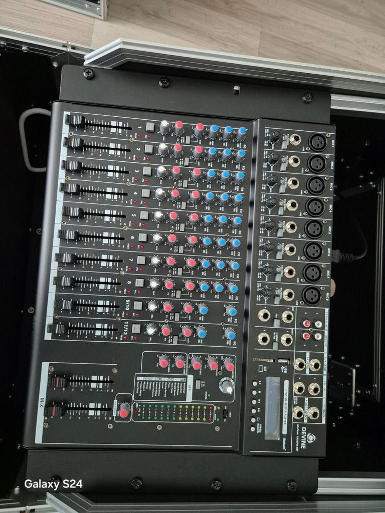 Flightcase met Devine mengpaneel en Crown versterker, Ophalen, Zo goed als nieuw, 10 tot 20 kanalen, Microfooningang