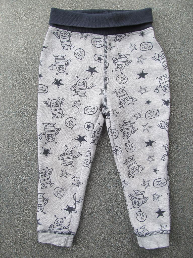 Joggingbroek lichtgrijs met blauwe print, maat 86-92, Kinderen en Baby's, Babykleding | Maat 86, Broekje, Jongetje of Meisje, Ophalen of Verzenden