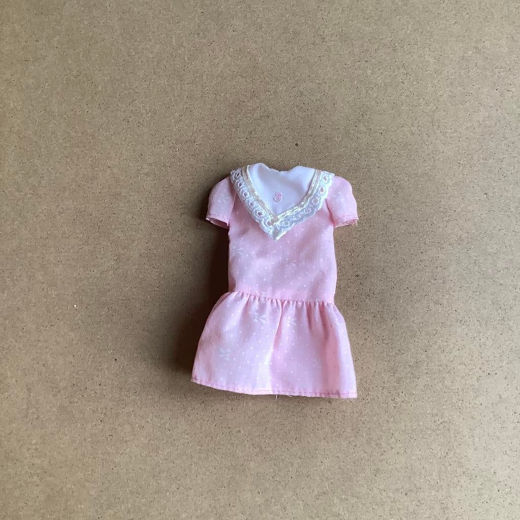 Mooi roze vintage jurkje voor Skipper van Mattel, Verzamelen, Poppen, Ophalen of Verzenden, Gebruikt, Kleertjes