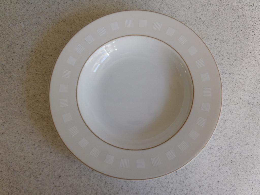 Diep Bord 22,5 cm. Sahara Art & Design, Huis en Inrichting, Ophalen of Verzenden, Zo goed als nieuw, Bord(en), Overige stijlen