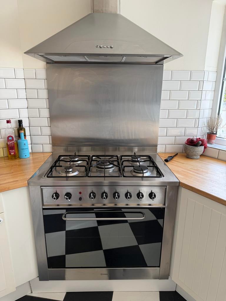 Indesit KP9506XE Vrijstaand Gasfornuis met Oven, Ophalen, Hete lucht, 60 cm of meer, Zo goed als nieuw