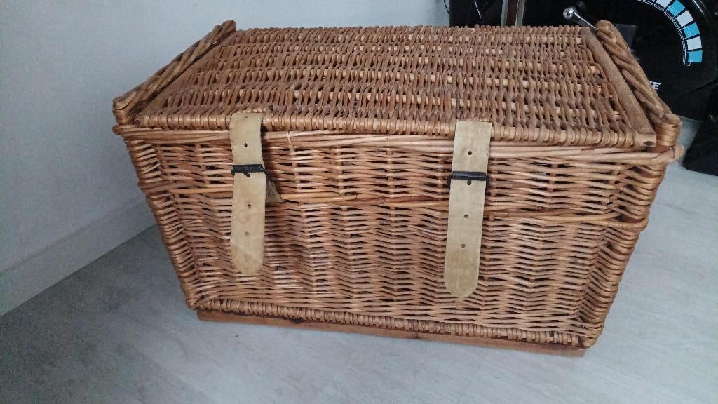 Rieten mand met deksel en leren sluitriemen, Huis en Inrichting, Woonaccessoires | Schalen en Manden, Ophalen, Gebruikt, Mand