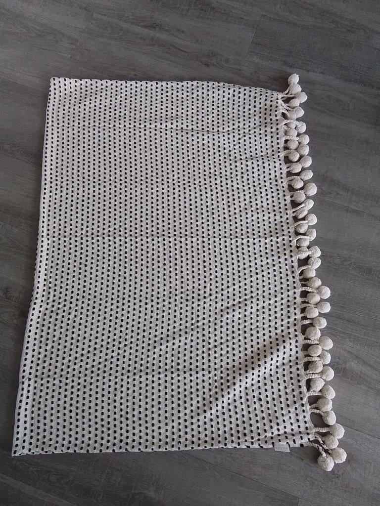 Nieuwe Simla plaid met pompon rand. De plaid is wit met zwar, Ophalen of Verzenden, Nieuw