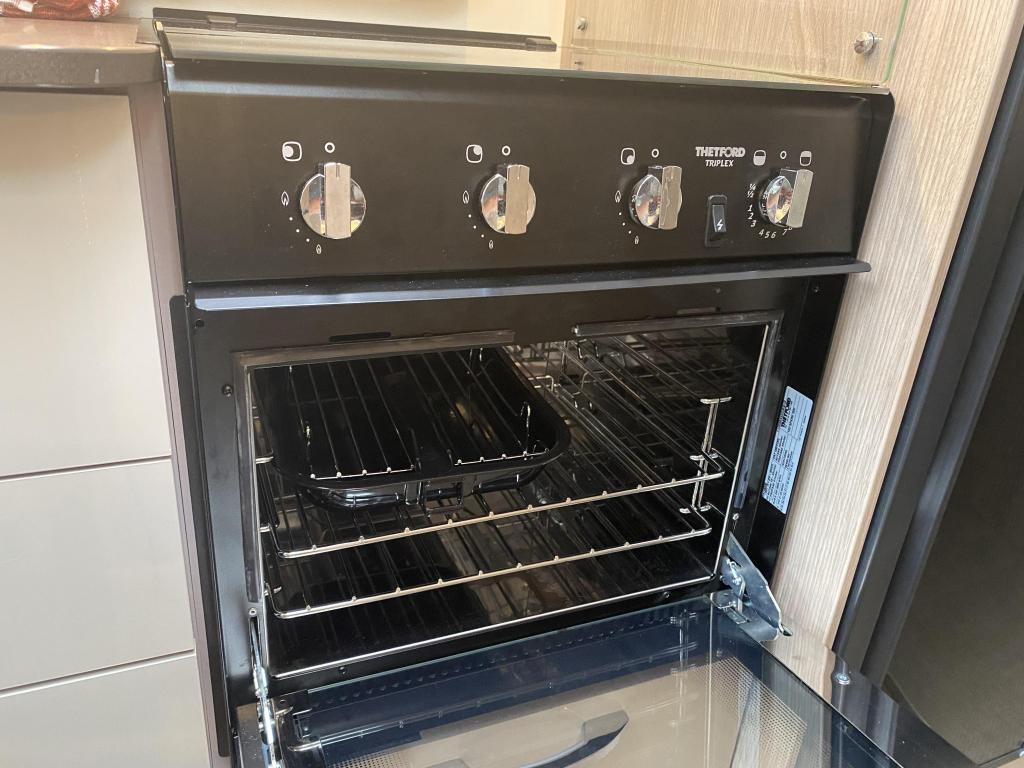 Bürstner Nexxo Van 700 Qeunsbed, Caravans en Kamperen, Standaard zit, Ringverwarming, Tot en met 2, Bedrijf