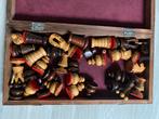 Vintage houten schaakspel met handgesneden stukken, Ophalen, Minder dan 500 stukjes, Gebruikt, Schaken