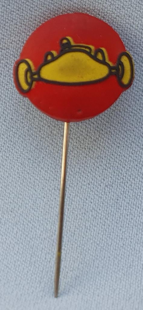 Vintage speldje van een race auto uit de 60er jaren (Shell?), Verzamelen, Speldjes, Pins en Buttons, Verzenden, Zo goed als nieuw