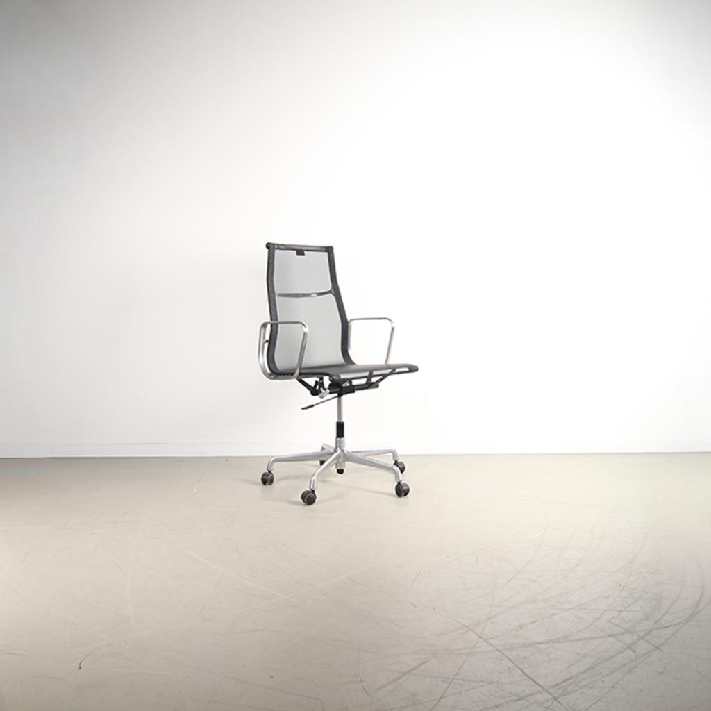 1x Vitra Eames EA 119 Bureaustoel Zwart Netweave – Gepolijst, Niet ingevuld, Zwart, Niet ingevuld, Ophalen of Verzenden