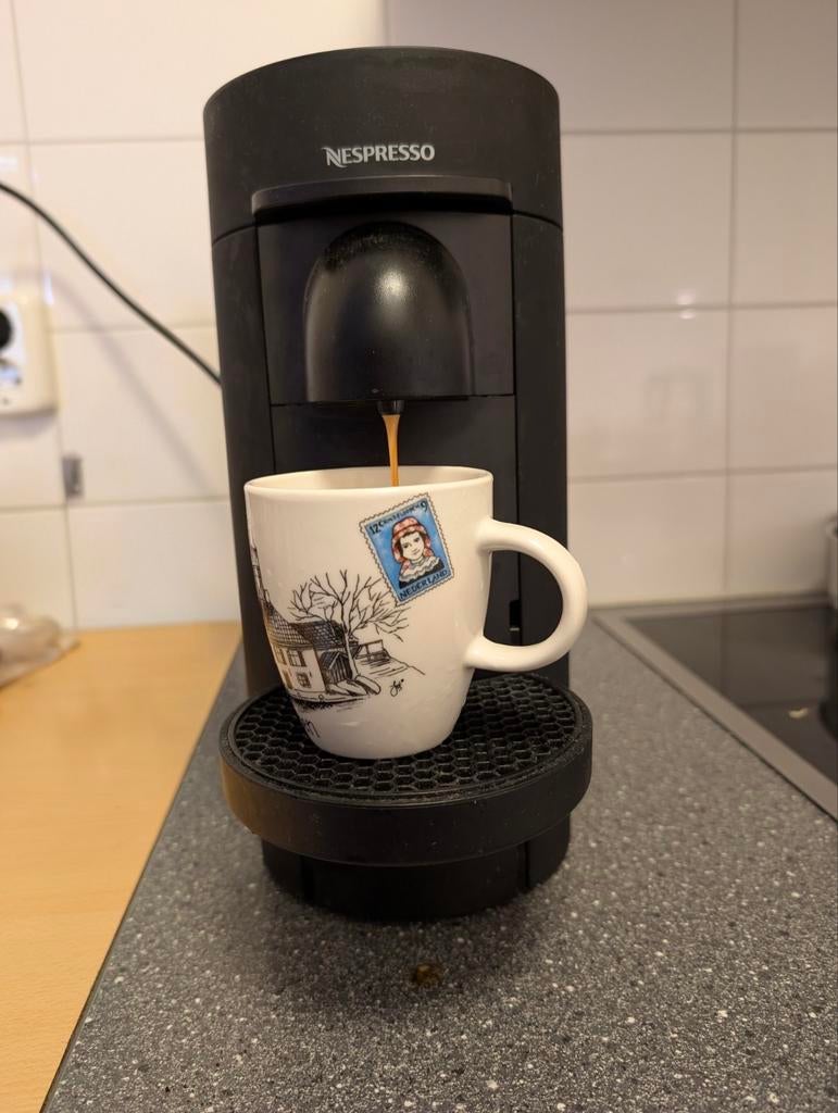 Nespresso Vertuo GDB2 koffiemachine, Witgoed en Apparatuur, Koffiezetapparaten, Ophalen of Verzenden, Zo goed als nieuw, Koffiepads en cups