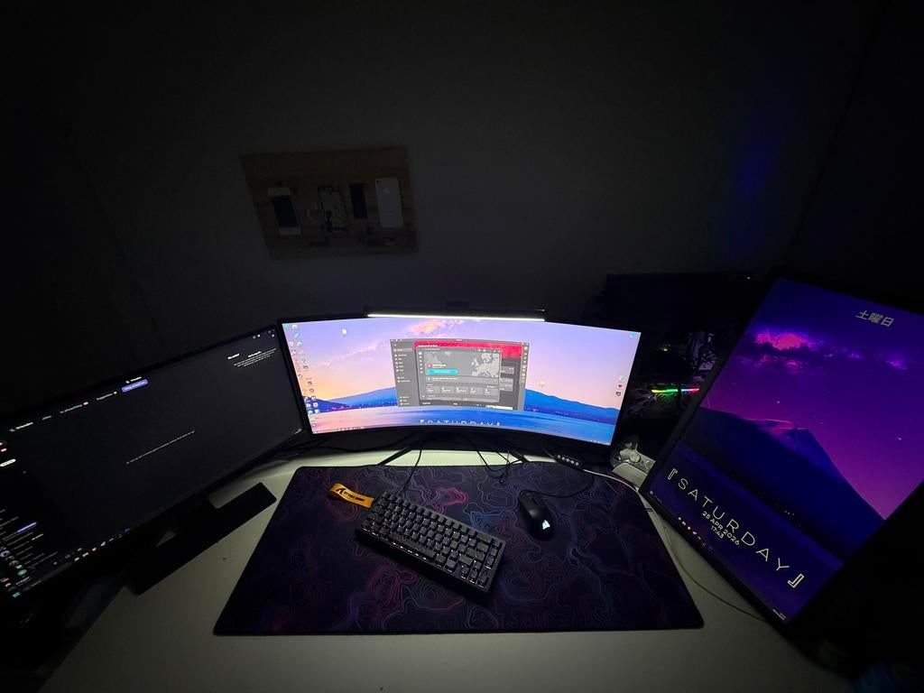 Complete Gaming & Productivity Setup – 3 Monitoren, Computers en Software, Desktop Pc's, Zo goed als nieuw, Gaming, SSD, 3 tot 4 Ghz