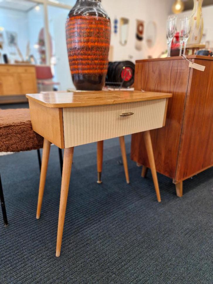 Vintage halkastje jaren 70 ronde hoge pootjes, Verzamelen, Retro, Huis en Inrichting, Ophalen