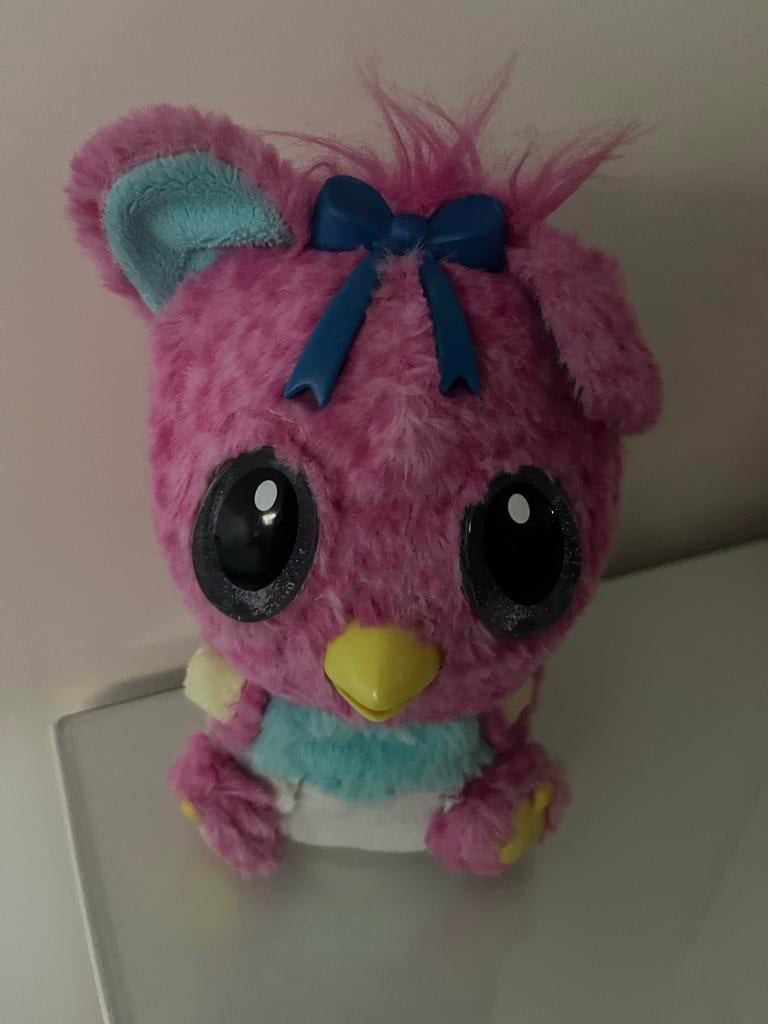 Furby Schattige roze knuffel met grote ogen en blauwe strik, Kinderen en Baby's, Speelgoed | Knuffels en Pluche, Overige merken