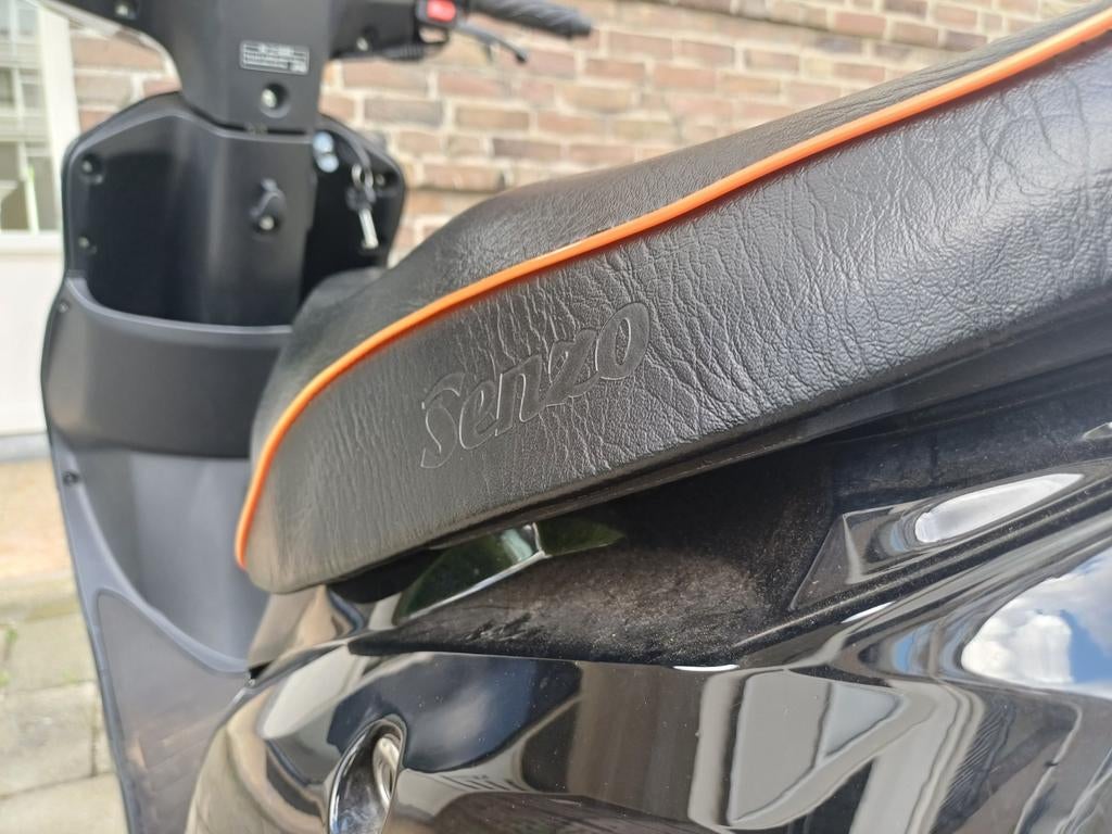 Scooter Senzo Urban - staat 2 jaar stil, accu leeg, Fietsen en Brommers, Ophalen, Gebruikt, Benzine, Senzo