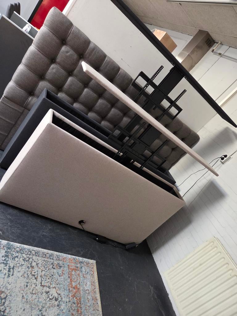 Nieuw Voetbord met TV Lift - Beige Stof - Max 55 inch TV, Ophalen of Verzenden, Nieuw