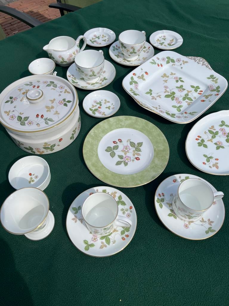 BAARN, Wedgwood wild strawberry, diverse delen, kies uit, Ophalen of Verzenden, Zo goed als nieuw, Wedgwood, Kop(pen) en/of Schotel(s)