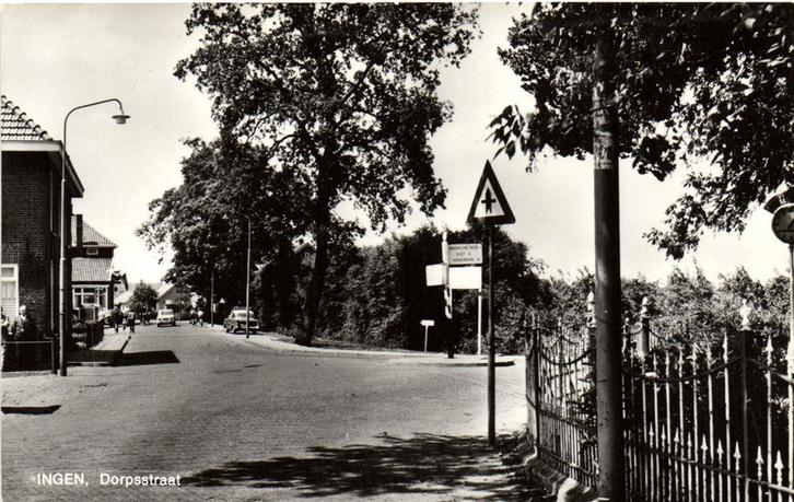 Ingen, Dorpsstraat - auto volk - ongelopen, Verzamelen, Ansichtkaarten | Nederland, Ongelopen, Noord-Brabant, Voor 1920, Ophalen of Verzenden