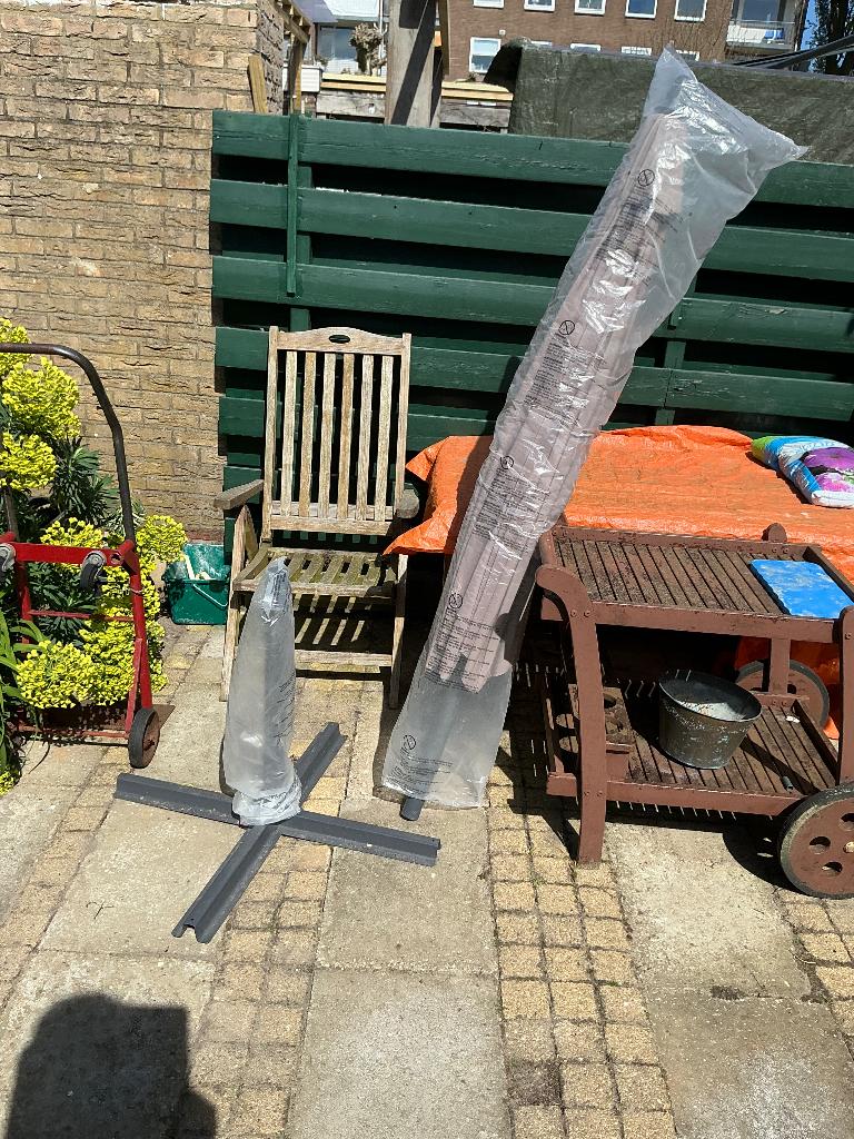 Te koop grote tuin zweef parasol + parasolvoet, Tuin en Terras, Ophalen, Kantelbaar, 3 tot 4 meter, Zweefparasol