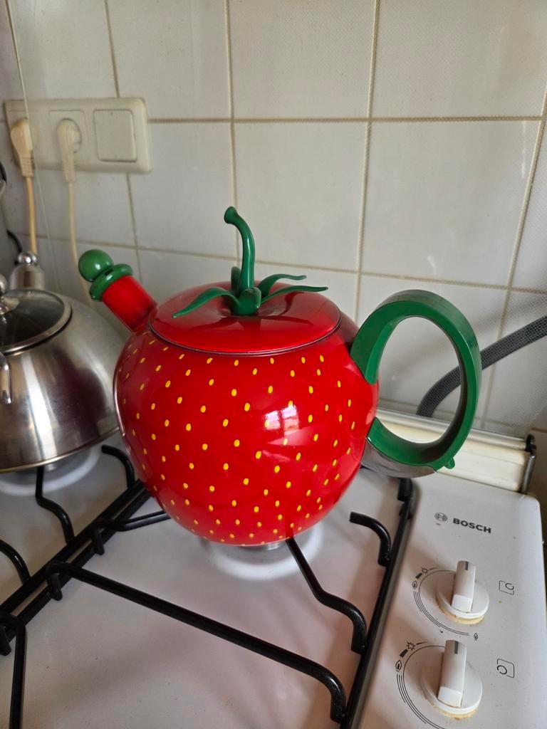 Vintage fluitketel aardbei., Ophalen of Verzenden, Huis en Inrichting