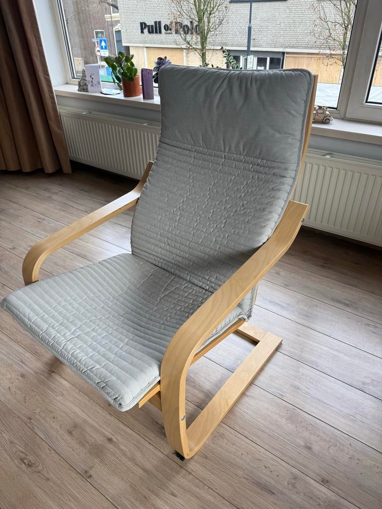 Ikea Poäng stoel met grijs kussen in nette staat, Ophalen, Gebruikt, Hout, Eén
