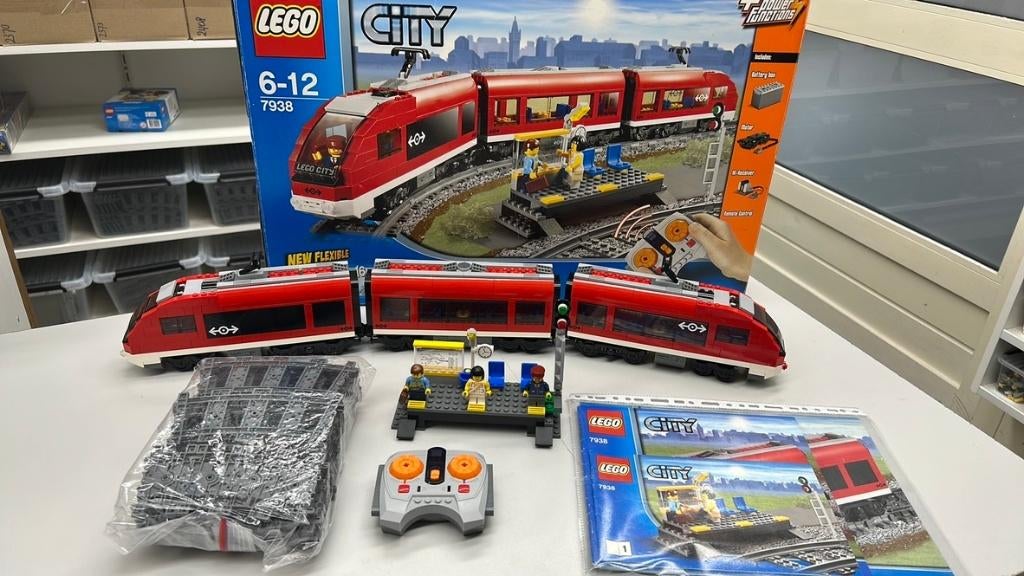 SB2478 Lego trein 7938 in perfecte staat met doos + boekje, Ophalen of Verzenden, Zo goed als nieuw