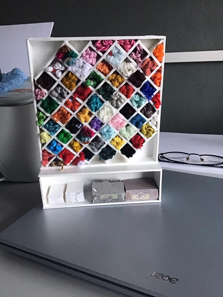 Poppenhuis winkel kast gevuld met wol, Ophalen of Verzenden, Zo goed als nieuw, Poppenhuis