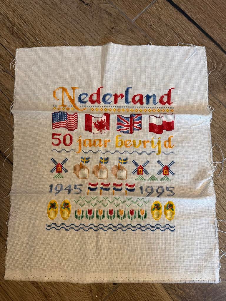 Merklap - Nederland 50 jaar bevrijd - Borduurwerk 32x37cm, Ophalen of Verzenden