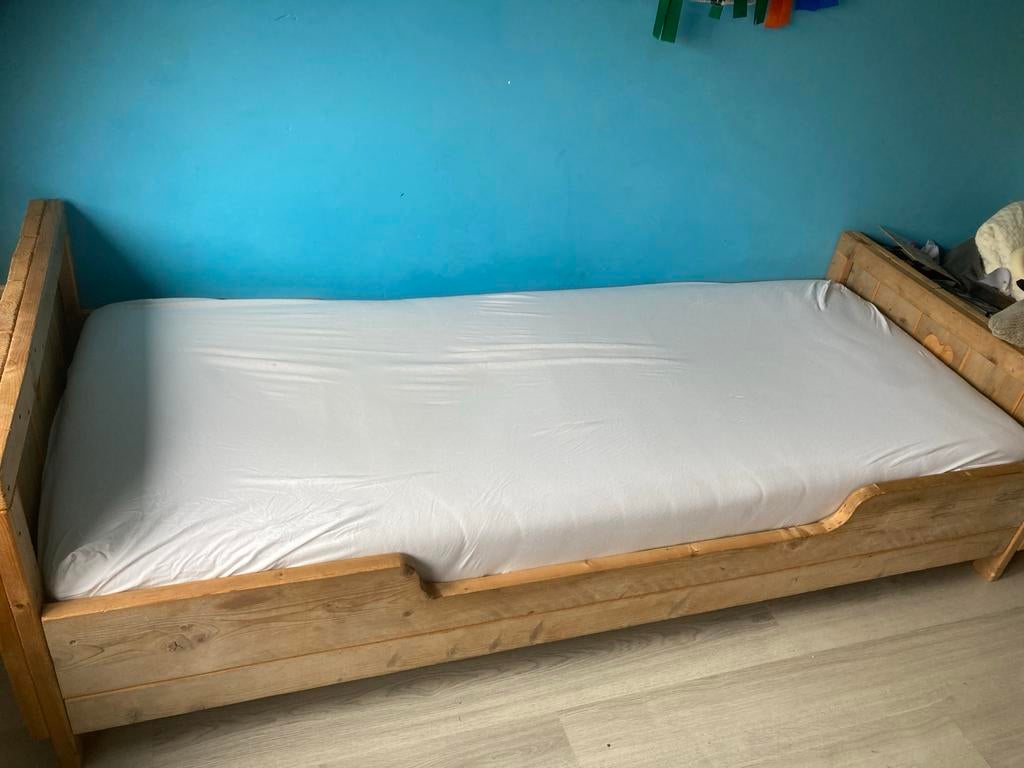 Steigerhouten bed met hartjes motief en lattenbodem, Ophalen, 85 tot 100 cm, Gebruikt, Lattenbodem