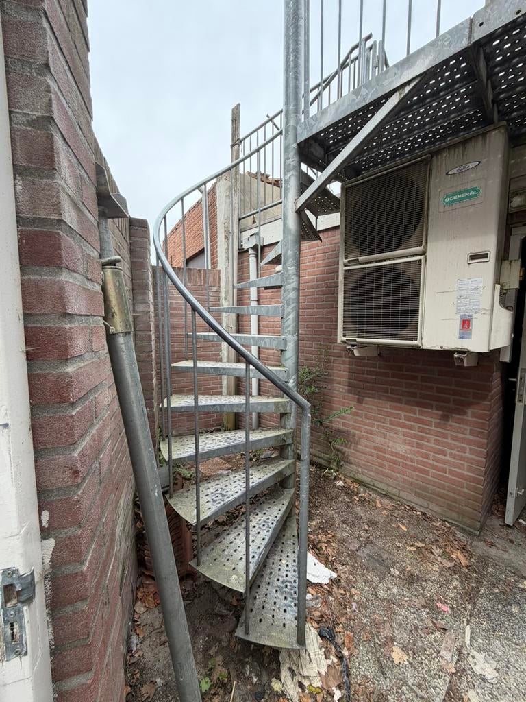 Verzinkte stalen spiltrap buiten + bordes en hekwerk, Ophalen, Gebruikt, Trap, 2 tot 4 meter