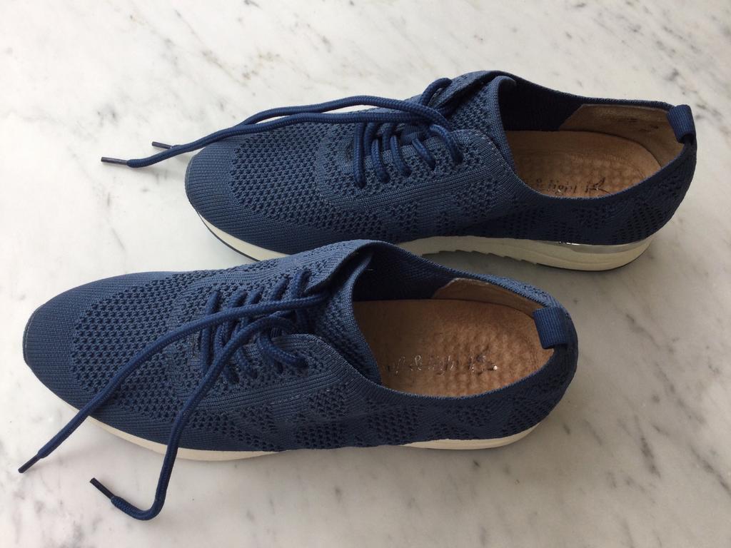 Paar donker-blauwe lage sneakers!, Blauw, Ophalen of Verzenden, Sneakers of Gympen, Zo goed als nieuw