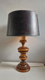 Vintage Tafellamp Houten Voet met Lederlook Bruine Kap, Gebruikt, 50 tot 75 cm, Vintage, Klassiek, Ophalen of Verzenden