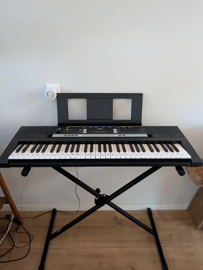 Yamaha PSR-E243 Keyboard met standaard, Muziek en Instrumenten, Keyboards, Zo goed als nieuw, 61 toetsen, Yamaha, Aanslaggevoelig