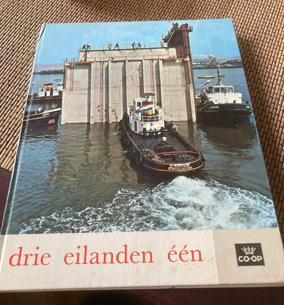 Drie Eilanden Eén - Deltawerken Boek (1963), uitgave Co-op, Boeken, Ophalen of Verzenden, Zo goed als nieuw