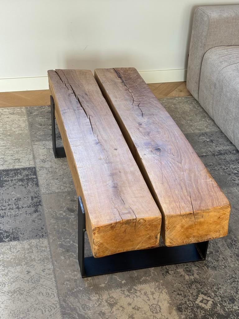 Salontafel van houten balken met metalen onderstel, Huis en Inrichting, Tafels | Salontafels, Ophalen, Minder dan 50 cm, Gebruikt