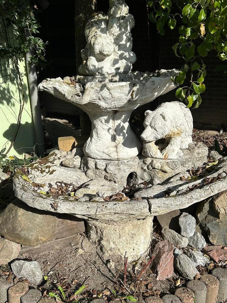 Waterbak ornament met ijsberen vissen. ( is niet gaaf ), Ophalen, Zo goed als nieuw, Beton, Waterornament